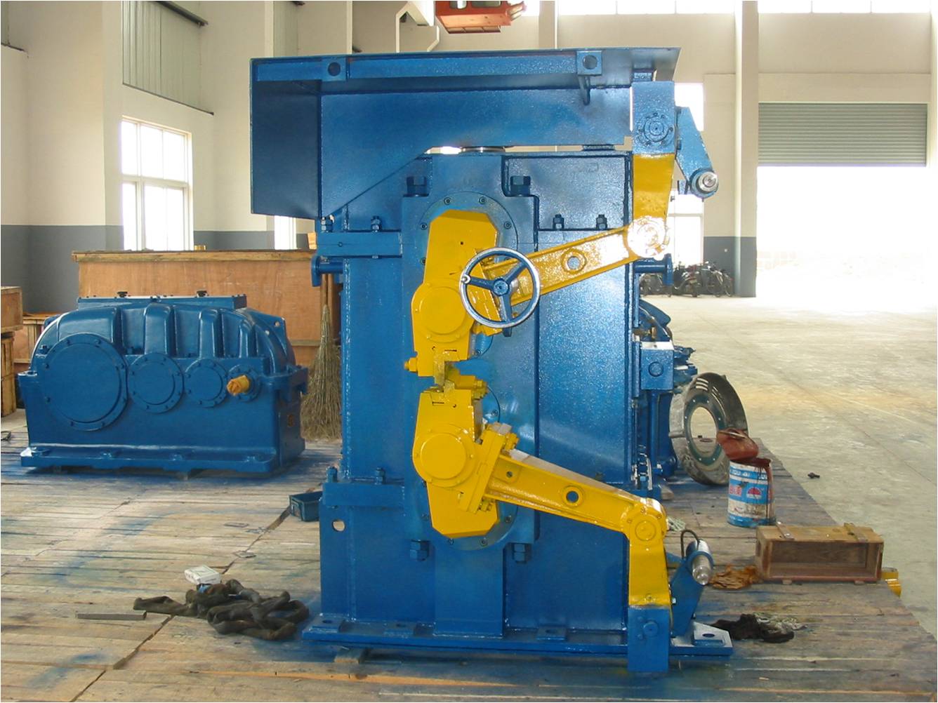 Representative flying-shear equipment family imagery; the exact configuration varies by application.